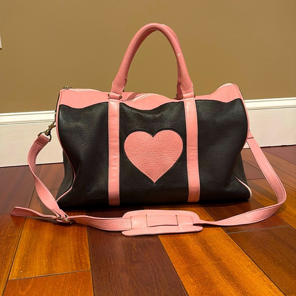 Vintage L.A. Leatherworks Leather duffle bag. Black & Pink with a pink heart.🩷